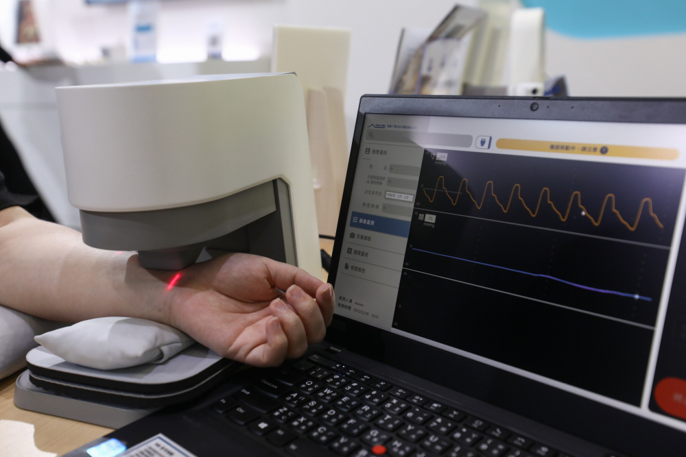 k8凯发耘康脈象檢測系統透過電腦精準控制升降系統，還原中醫師三指把脈過程的舉、按、尋手法，將脈象感受轉化成數據，未來可結合大數據分析，實現智慧醫療及準確性
